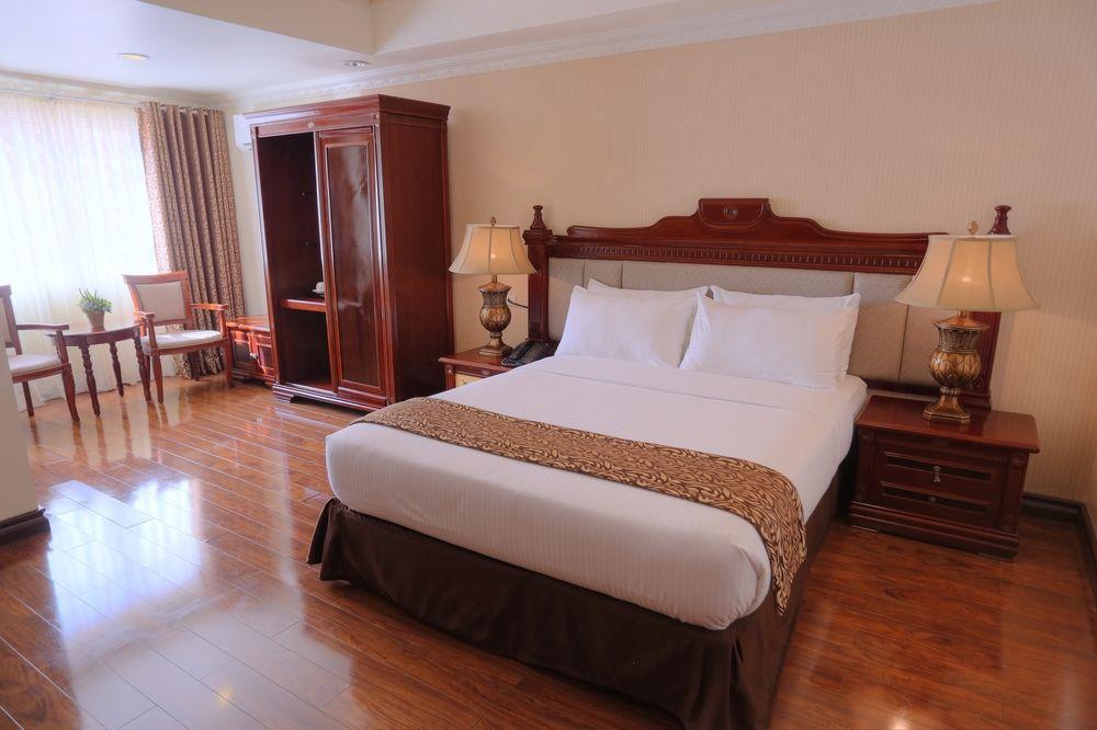 Villa Caceres Hotel Нага Екстер'єр фото